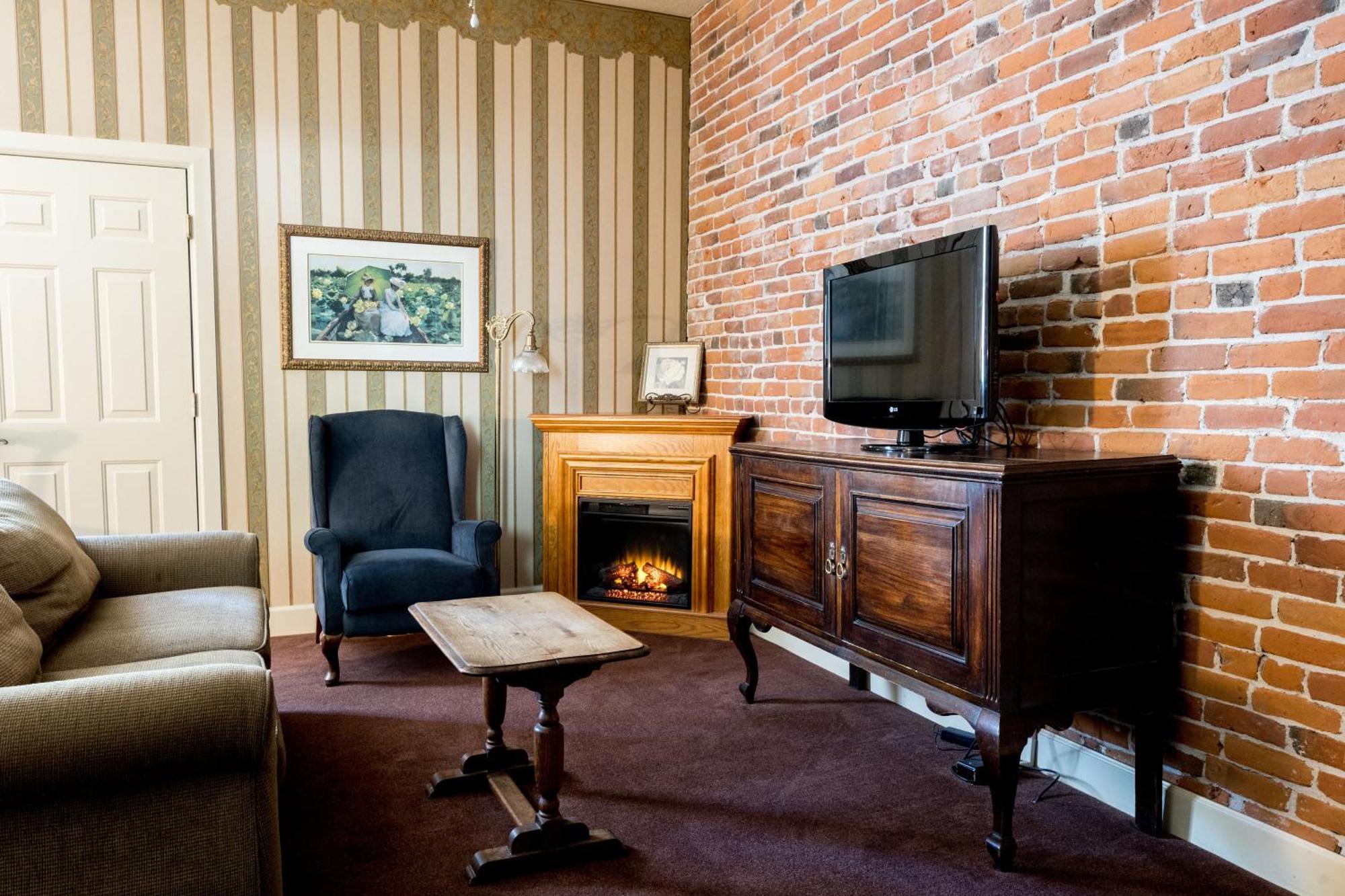 The Bishop Hotel Port Townsend Room photo